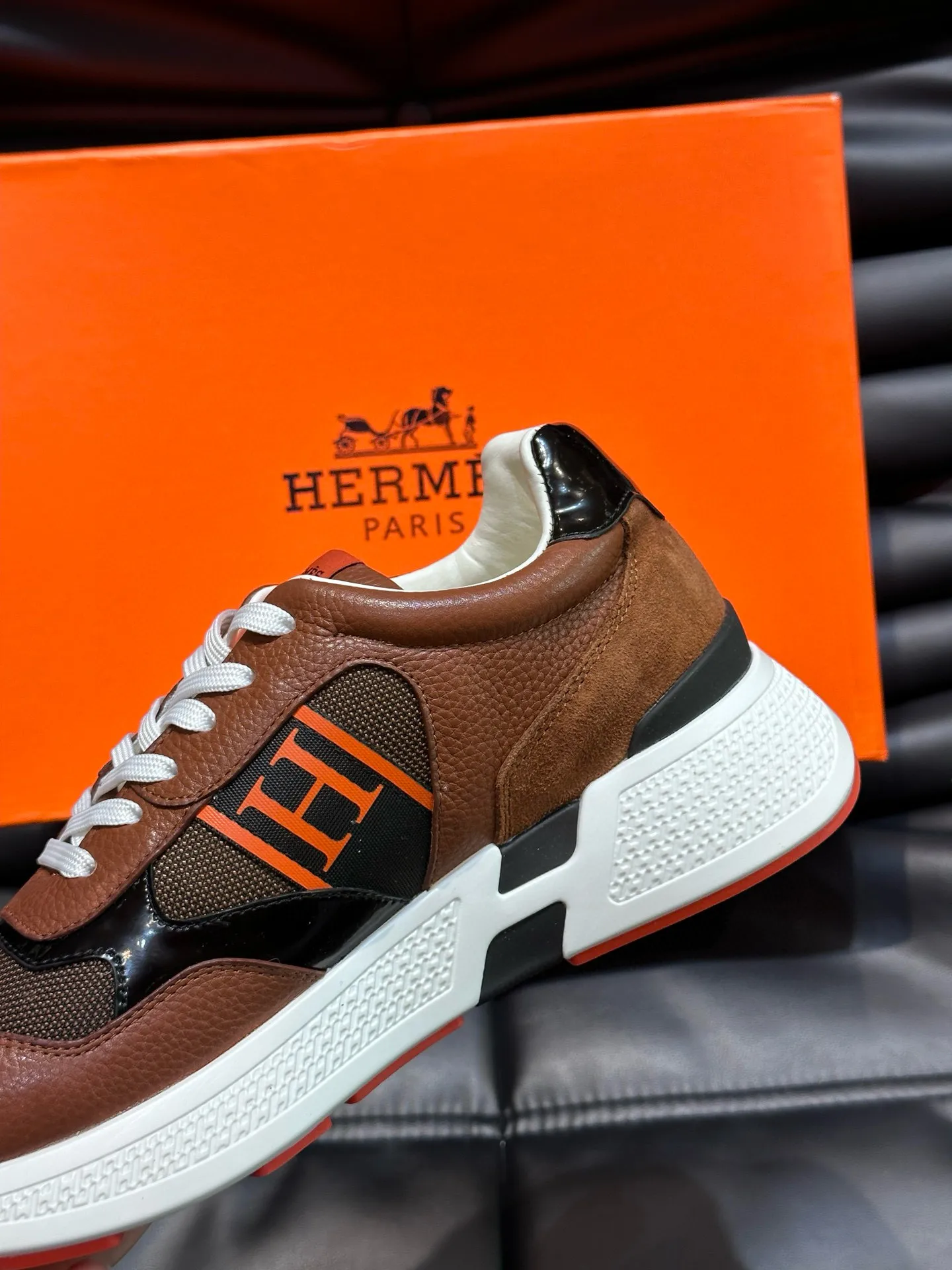Factory price: 540💰HERMES/Hermes Hugo thick-soled sneakers are casual men's shoes. These sneakers are made of imported first-layer cowhide leather and breathable mesh design. The contrasting color design creates a dynamic and modern shape. The front end of the toe is decorated with natural-color rubber inlays. The style is novel and fashionable. The texture is incomparable, with cowhide lining and cowhide foot pads, the upper foot is comfortable and breathable, and the rubber sole is decorated with geometric patterns and iconic "H" details. A very personal one! Size: 39-44 (customized at 38.45)